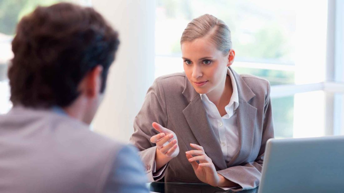 Entfristungsklage: Dürfen Aufträge als Freiberufler angenommen werden und sollte in auftragsfreier Zeit eine Arbeitslosenmeldung erfolgen?